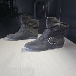 SO Zucchini Mid Pull On Slouch Boots Flats‎ Black Faux Suede Women's 7M PreOwned